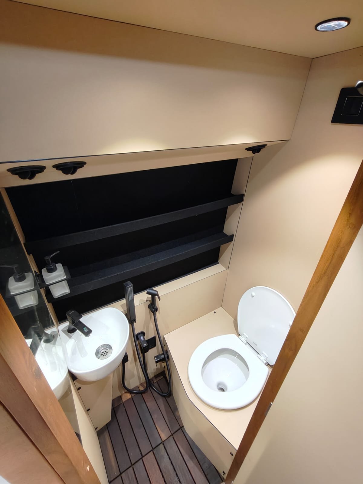 Caravan WC - Luxury Van