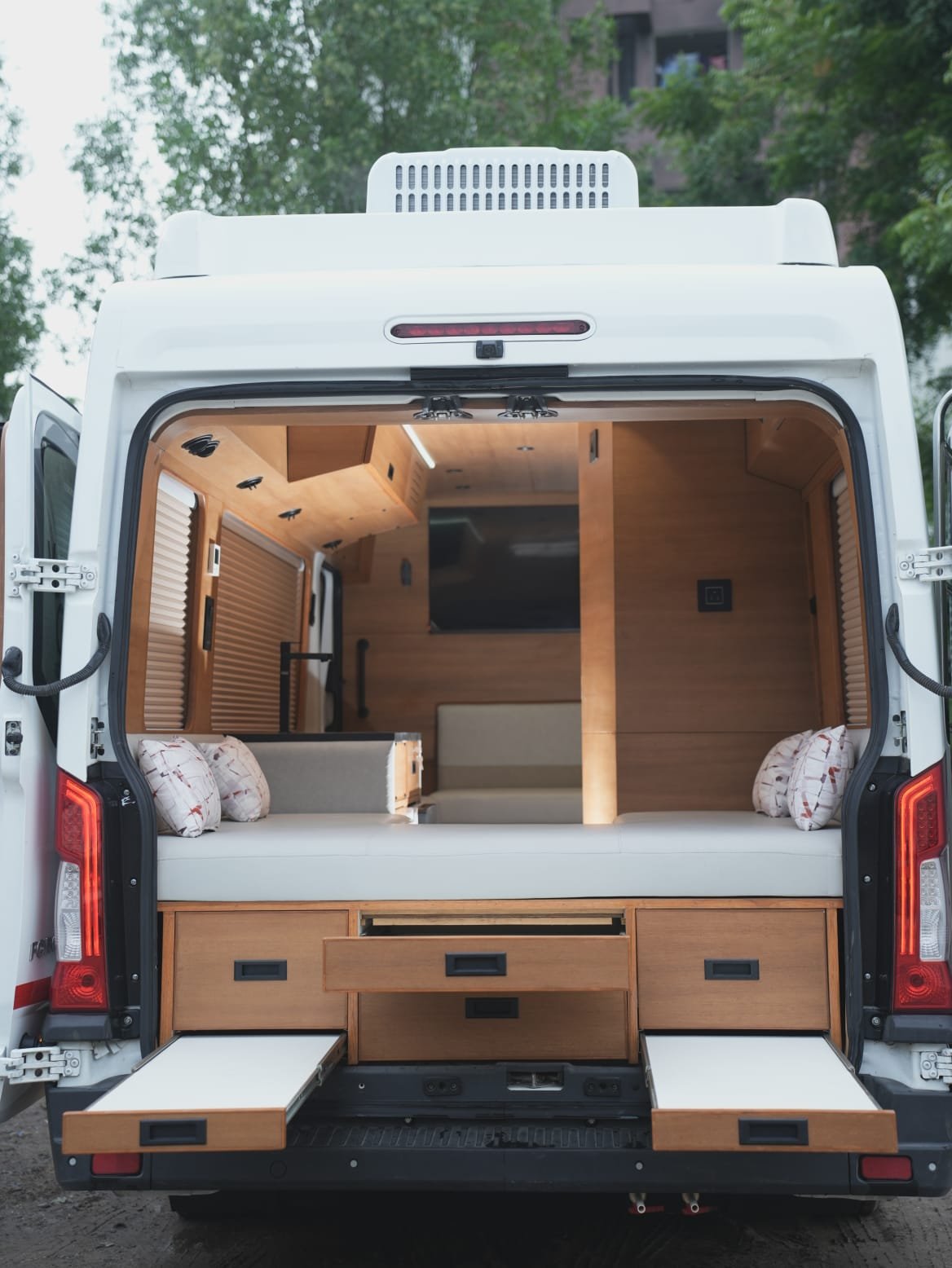 Caravan back side bed - Luxury Van