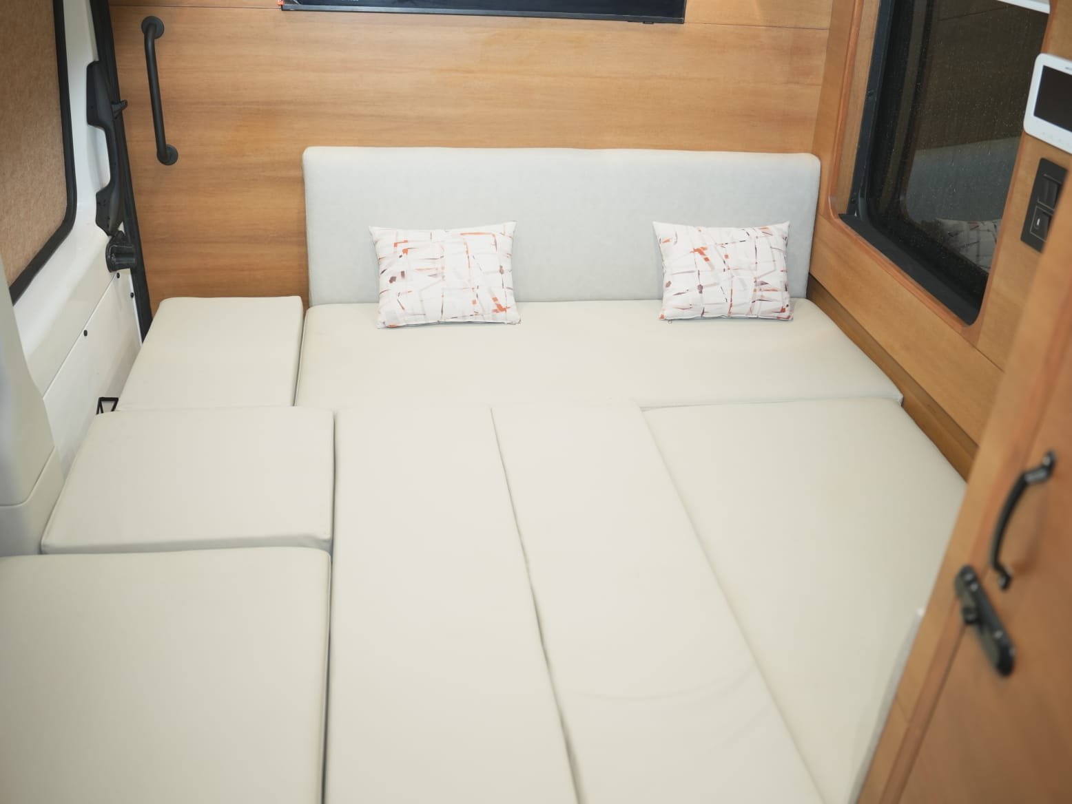 caravan sleeping arrangements - Luxury Van