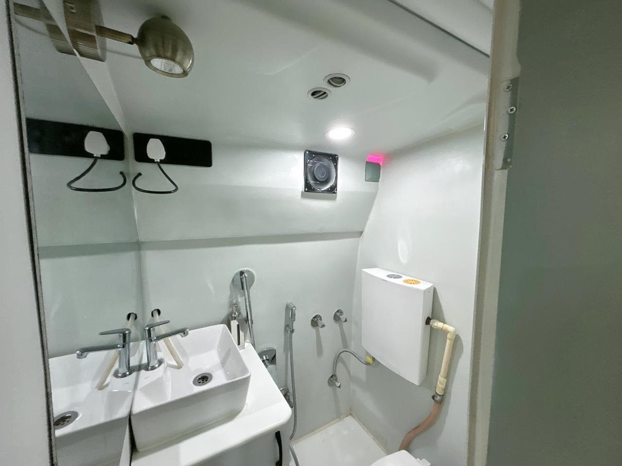 THJ2 Caravan Washroom